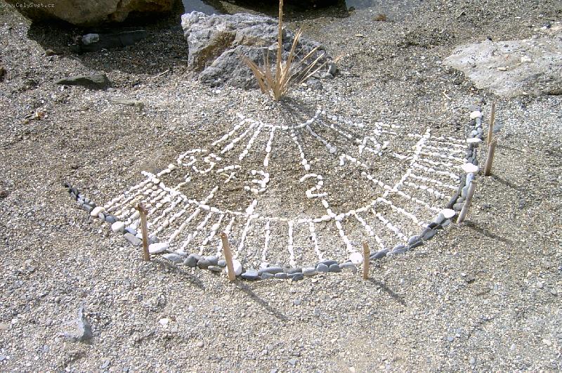 Foto: Slune�n� hodiny na Soud�-pl�,Kr�ta-Slune�n� hodiny na pl�i