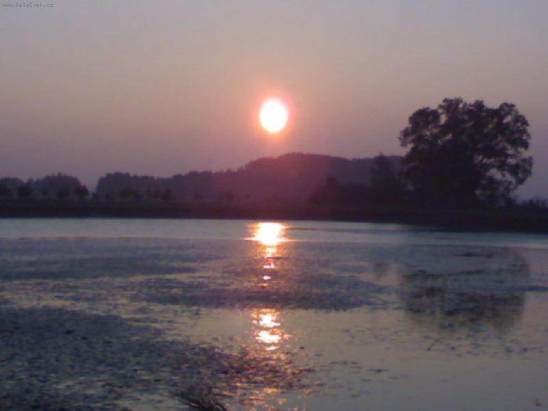 Foto: Z�pad slunce-Z�pad slunce nad rybn�kem