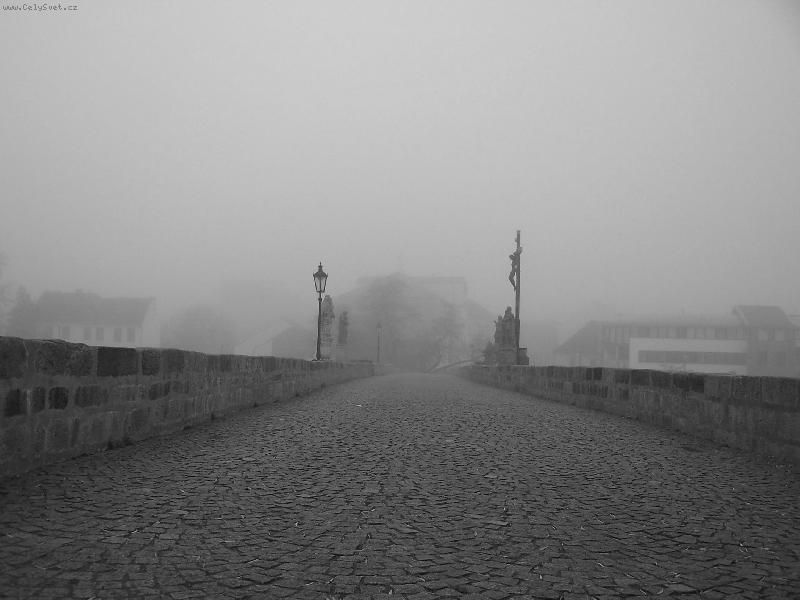 Foto: P�seck� most v rann� mlze