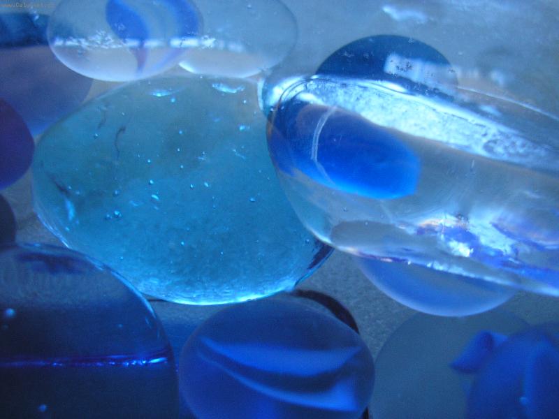 Foto: Bubliny nebo kameny ve vod�???