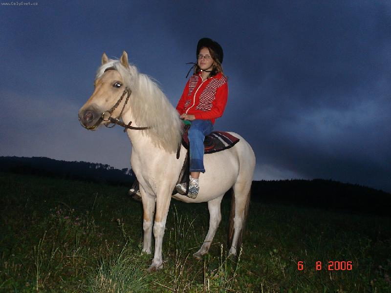 Foto: A obloha byla temn� modr�....-Melissa m�la v o��ch zvl�tn� lesk :-)