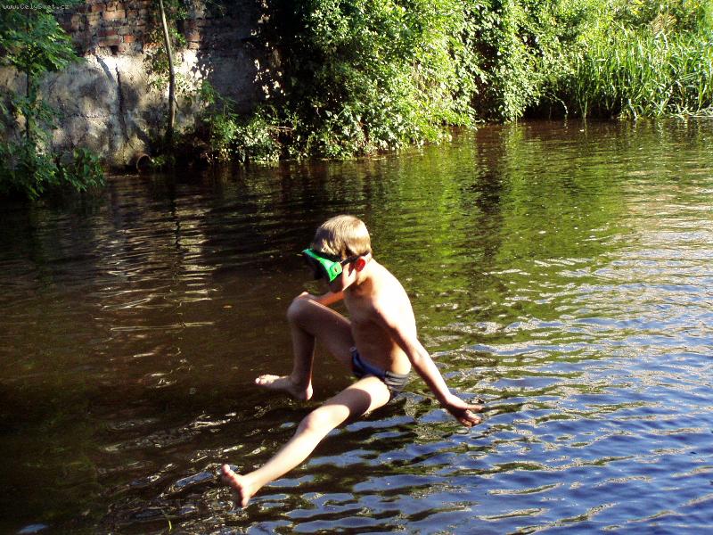 Foto: Sed�m na vod�-Skok do vody