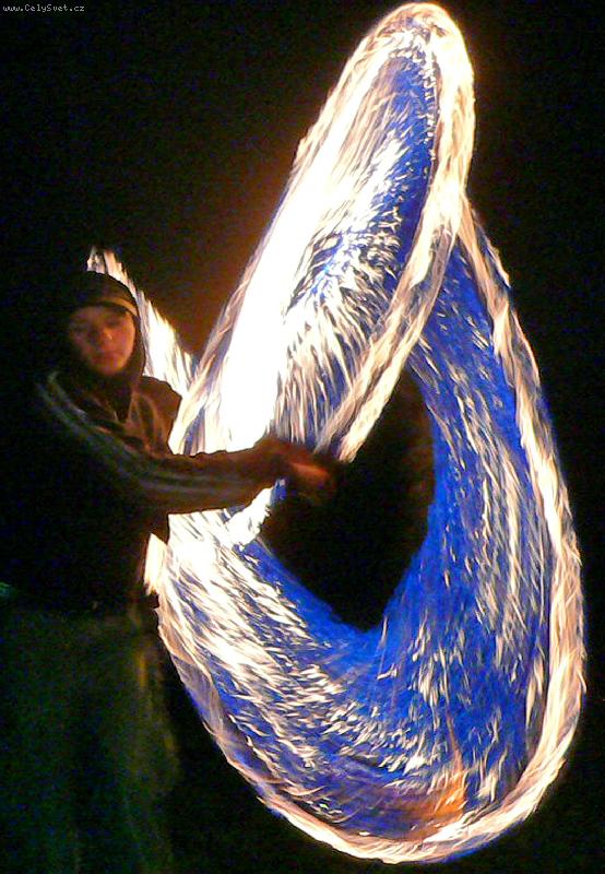 Foto: Ohniv� show-..poctiv�ho nic nep�l�..