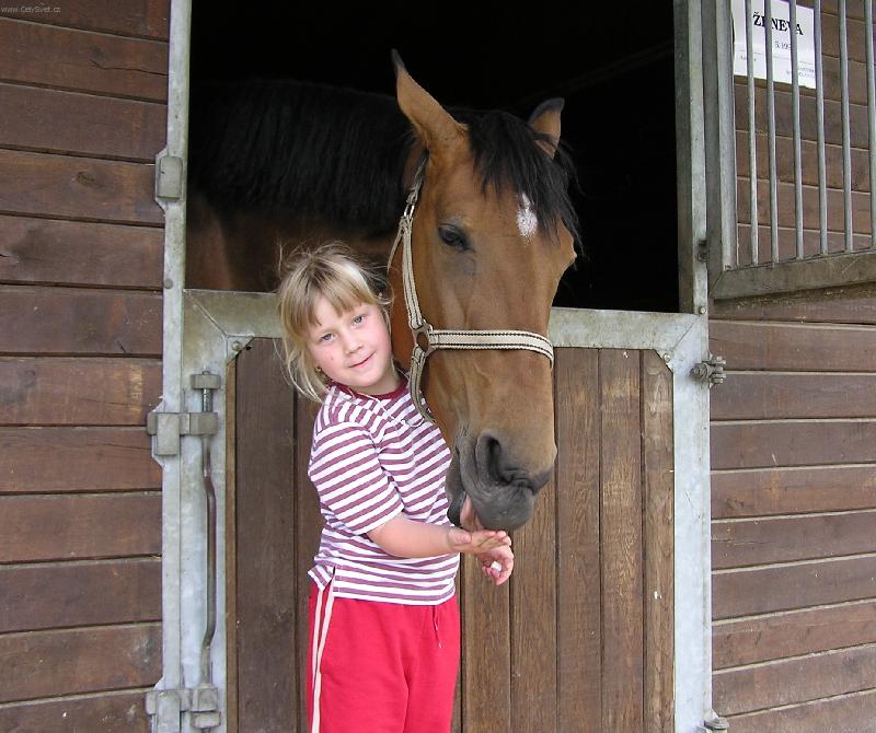 Foto: D�t� a k�� - d�v�ra-Evi�ka a ciz� kobylka �eneva - stejn� datum narozen�