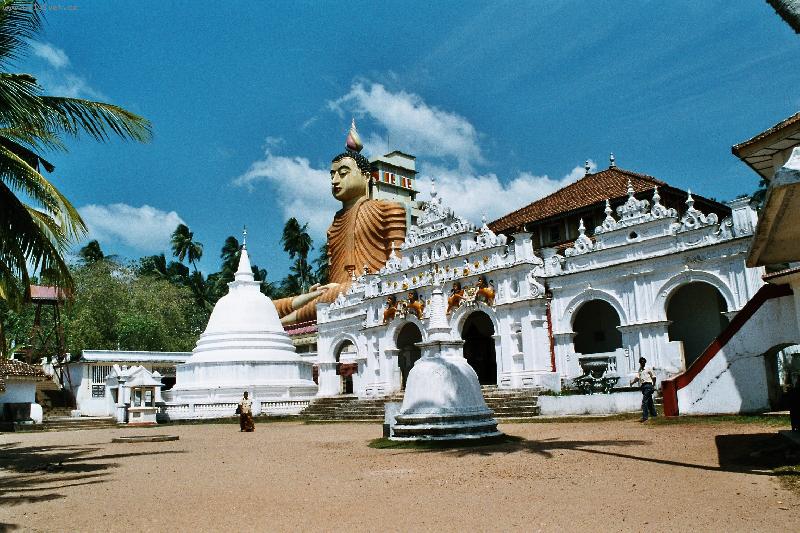 Foto: Buddha-v chr�mu Wewurukannala Vihara ve m�st� Dikwella, nejv�t�� sed�c� Buddha na cel� Sr� Lance