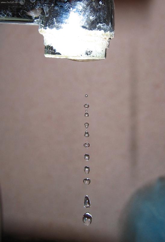 Foto: kapaj�c� vodovod