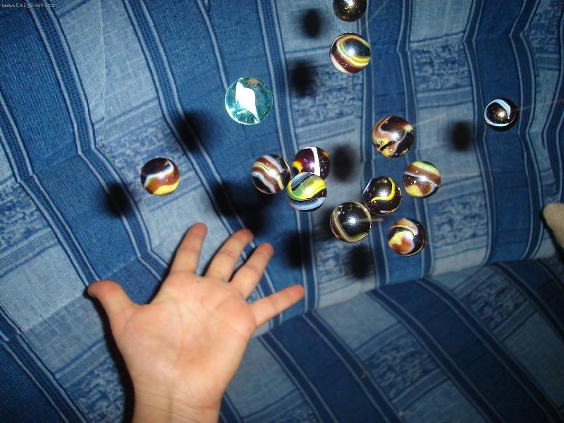 Foto: �as se zastavil-vyhozen� kuli�ky