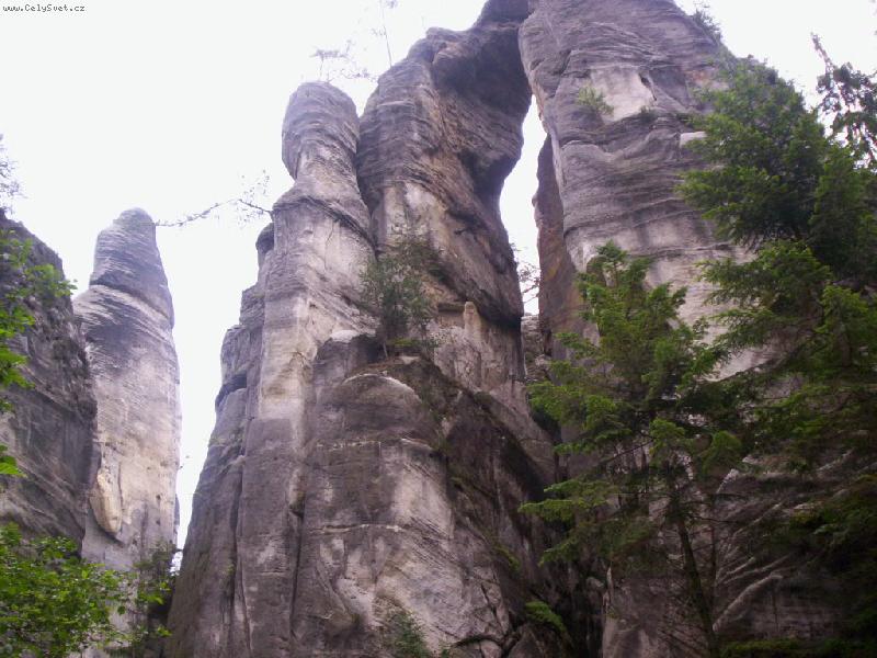 Foto: I sk�ly se dok�� mazlit.-Skaln� p�skovcov� bloky u Teplic